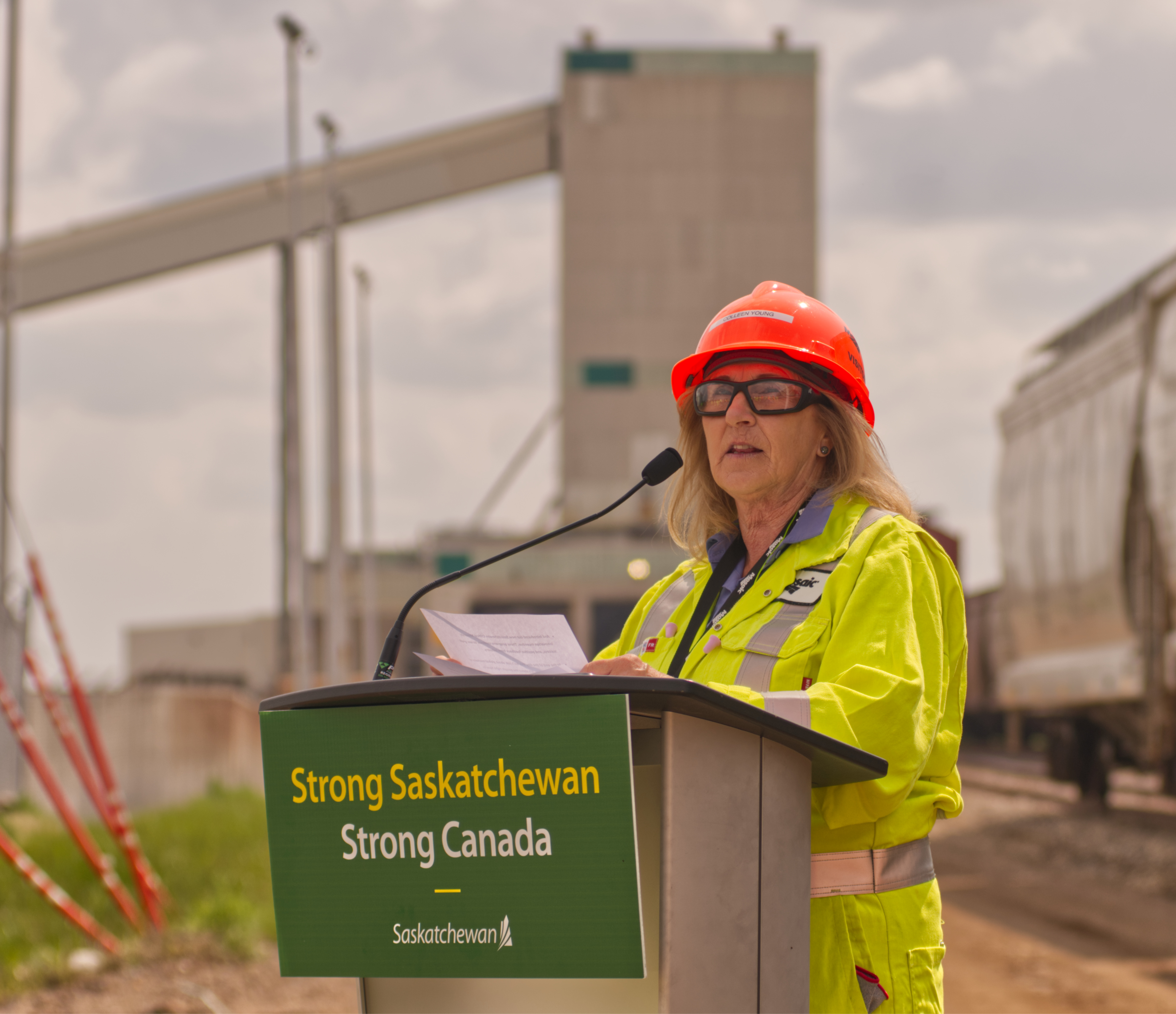 Colleen Young, Minister<br />
of Energy and Resources